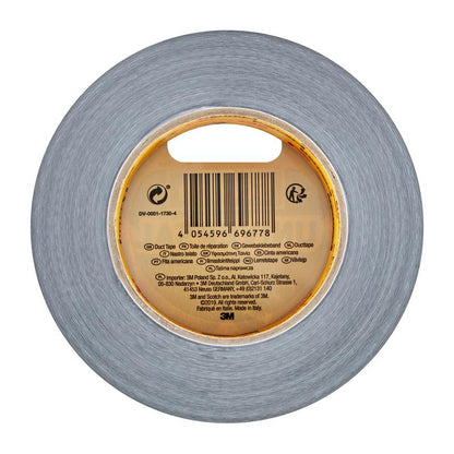 Kotúč Scotch® Univerzálnej lepiacej pásky 2904 (50 m x 48 mm) od 3M Deutschland GmbH, videný zhora, vyniká svojou sivou farbou a centrálnou etiketou s čiarovým kódom a produktovými údajmi v niekoľkých jazykoch.