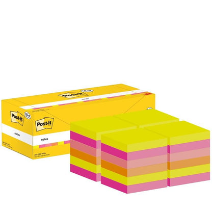 Zobrazená je žltá škatuľka Post-it® Notes od 3M Deutschland GmbH (76 mm x 76 mm, 100 listov/blok, 100% PEFC) so šiestimi stohmi štvorcových lepiacich poznámok vo farbách žltá, oranžová a ružová, ktoré sú striedavo uložené na sebe.