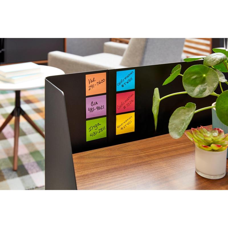 Detailný záber rozdelenia stola so šiestimi farebnými Post-it® Super Sticky Notes (76 mm x 76 mm, 90 listov/blok, 100% PEFC) od 3M Deutschland GmbH, ktorý ukazuje detaily. Zelená rastlina a rozmazaný kancelársky nábytok dopĺňajú scénu.
