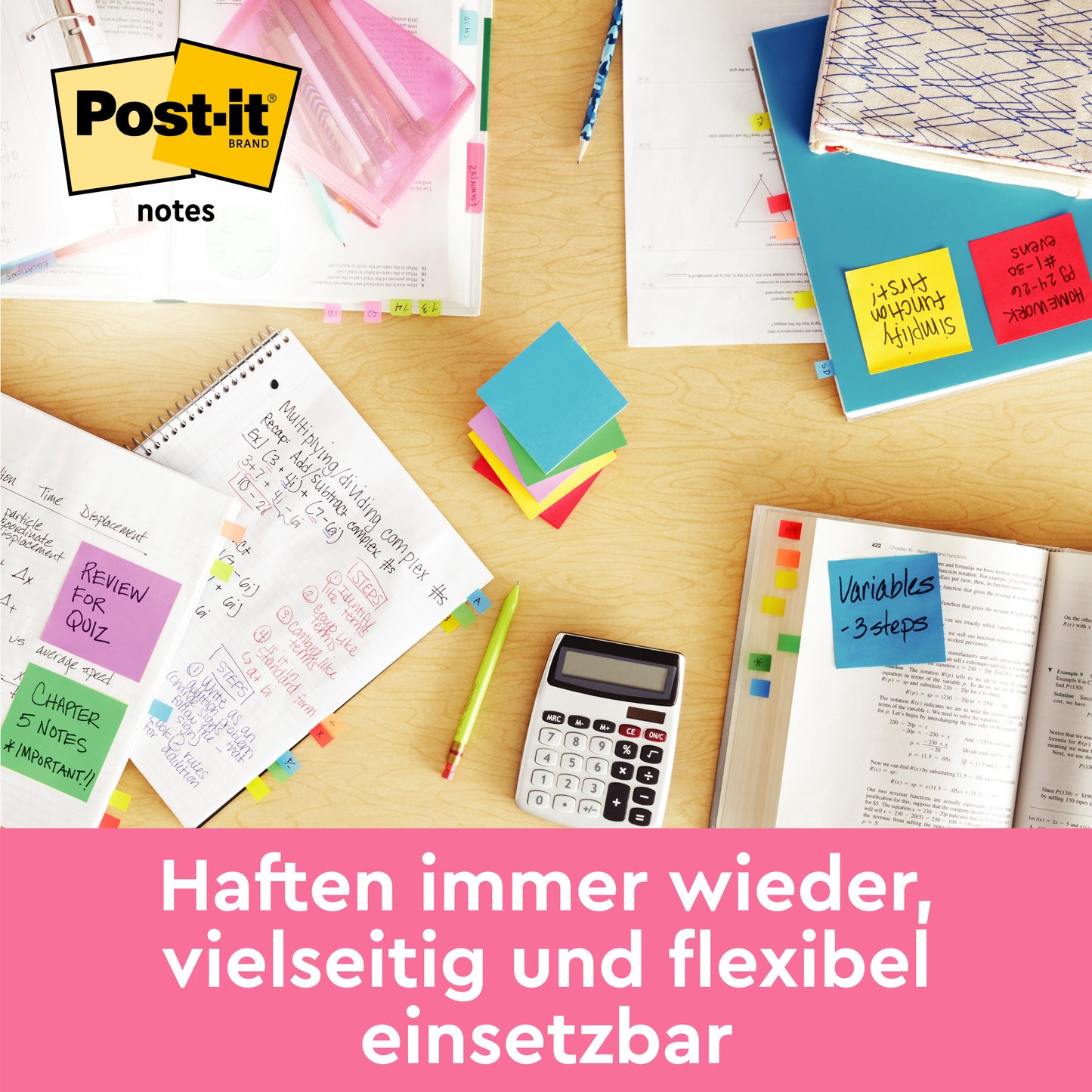 Stôl s otvorenými poznámkovými knihami, kalkulačkou, perom, zvýrazňovačom a roztrúsenými 3M Deutschland GmbH Post-it® Notes z Energetic Collection (76 x 127 mm, 100 listov/blok, 6 blokov/balenie, 100% PEFC). Držia stále znova, flexibilné použitie.