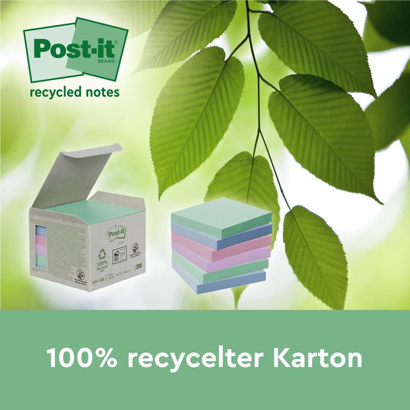Krabica Post-it® Recycling Notes (76x76 mm, 100 listov/blok, 100% PEFC) od 3M Deutschland GmbH je zobrazená vedľa stohov lístkov a zelených listov. Text znie "100% recyklovaná krabica" a "recyklované poznámky".