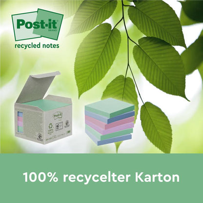 Krabica Post-it® Recycling Notes (76x76 mm, 100 listov/blok, 100% PEFC) od 3M Deutschland GmbH je zobrazená vedľa stohov lístkov a zelených listov. Text znie "100% recyklovaná krabica" a "recyklované poznámky".