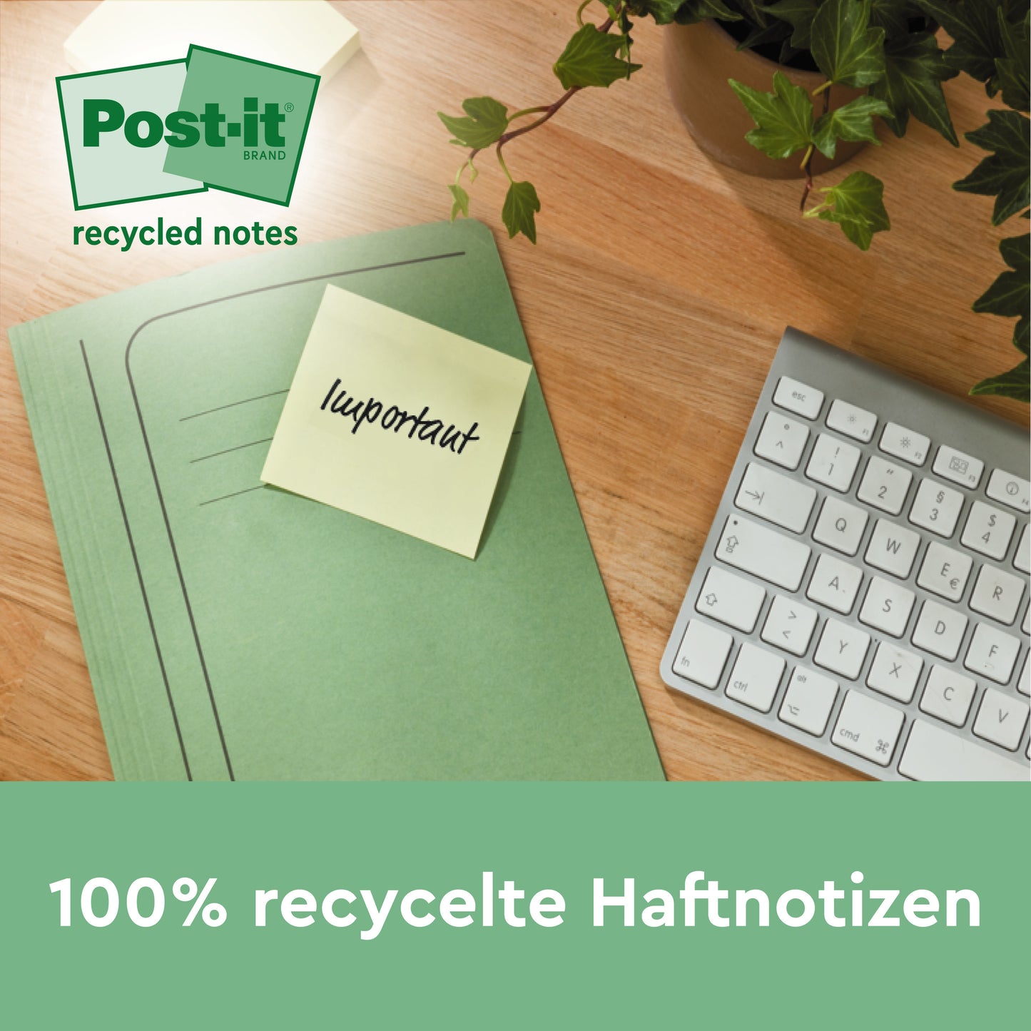 Zelená zložka so žltým Post-it® Super Sticky 100% recyklovaným lístkom (47,6 x 47,6 mm, 70 listov/blok, PEFC) od 3M Deutschland GmbH s nápisom "dôležité" leží na drevenom stole vedľa klávesnice a rastliny. Text je v nemčine.