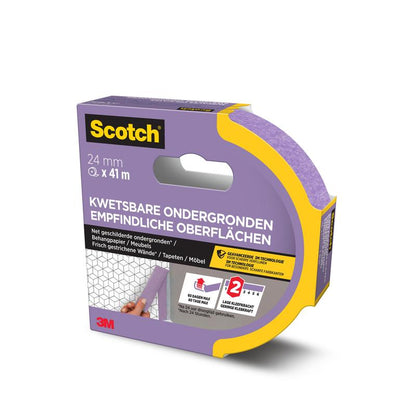 Kotúč Scotch® maliarskej maskovacej pásky pre citlivé povrchy (3M Deutschland GmbH), veľkosti 24 mm x 41 m, vo fialovom PEFC-certifikovanom obale s holandským, nemeckým a francúzskym textom, s jemným lepením a logom 3M.