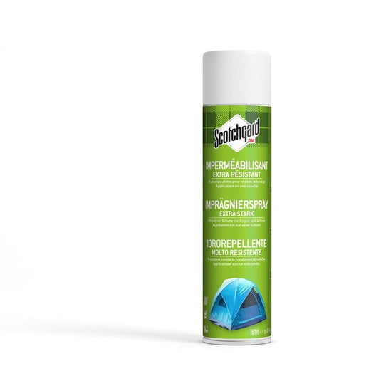 Stojí tam veľká zelená plechovka s objemom 400 ml s impregnačným sprejom Scotchgard™ extra silný od spoločnosti 3M Deutschland GmbH. Na etikete je text v niekoľkých jazykoch a obrázok modrého stanu, ideálny na extra silnú ochranu textílií.
