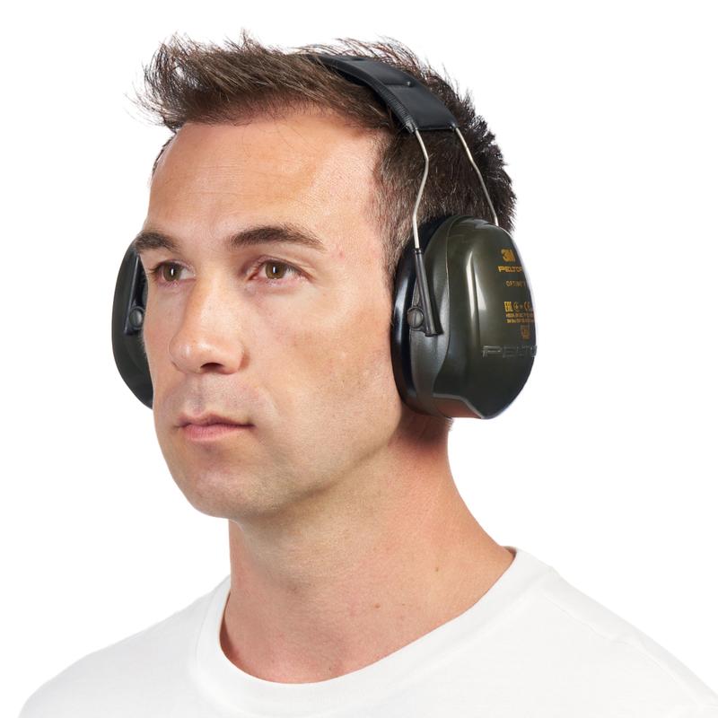Muž s krátkymi hnedými vlasmi, v jednoduchom bielom košeli, nosí veľké zelené 3M™ PELTOR™ Optime™ II H520A chrániče sluchu (SNR 31 dB, 1 kus) od 3M Deutschland GmbH, mierne otočený doľava na bielom pozadí.