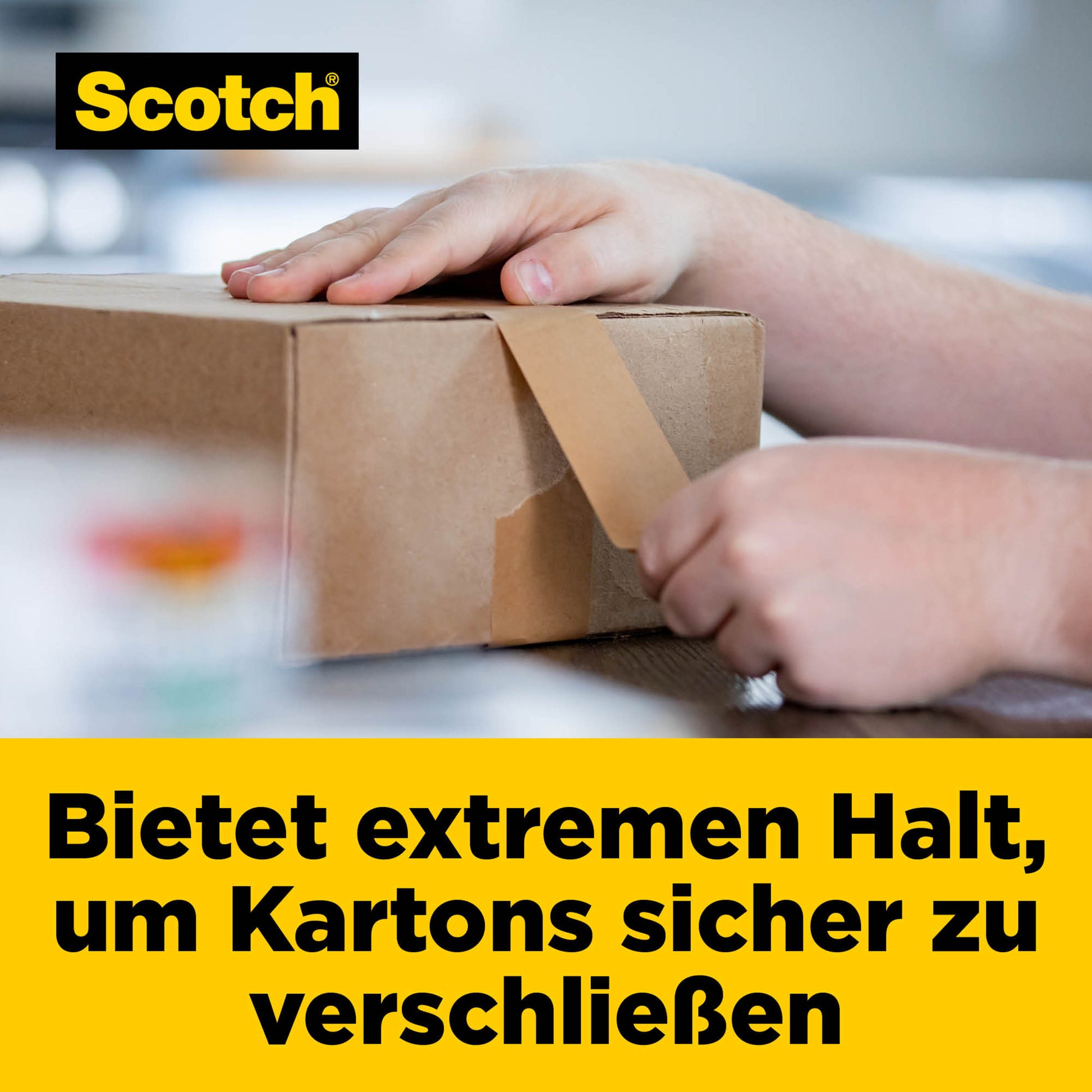 Jemand verschließt einen Karton mit Scotch® Box Lock™ Papier-Verpackungsband (48 mm x 22,8 m, 1 Rolle) von 3M Deutschland GmbH. Das Band bietet extremen Halt zum sicheren Verschließen von Kartons, wie es auf der Verpackung heißt.