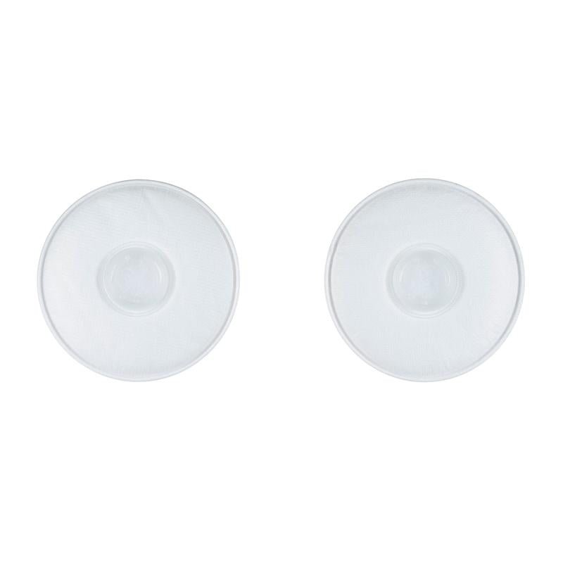 Dva biele, okrúhle 3M™ časticové filtre 2135 P3 od 3M Deutschland GmbH ležia vedľa seba na jednofarebnom bielom pozadí - každé balenie obsahuje pár ochranných masiek.