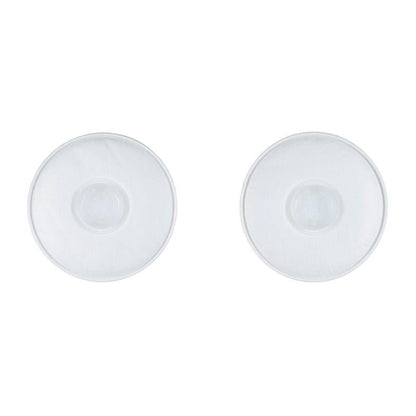 Dva biele, okrúhle 3M™ časticové filtre 2135 P3 od 3M Deutschland GmbH ležia vedľa seba na jednofarebnom bielom pozadí - každé balenie obsahuje pár ochranných masiek.