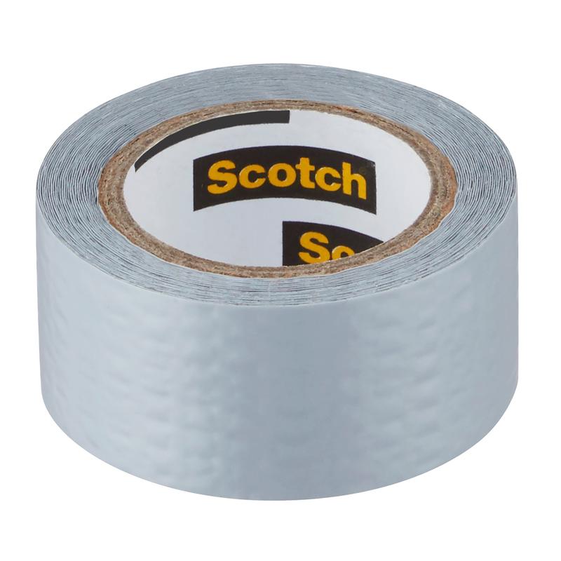 Rolka lepiacej pásky Scotch® Extremium™ Universal, 3 m x 19 mm od 3M Deutschland GmbH, so štruktúrovaným strieborným povrchom a viditeľným nápisom "Scotch" na papierovom jadre, stojí vzpriamene na bielom podklade.