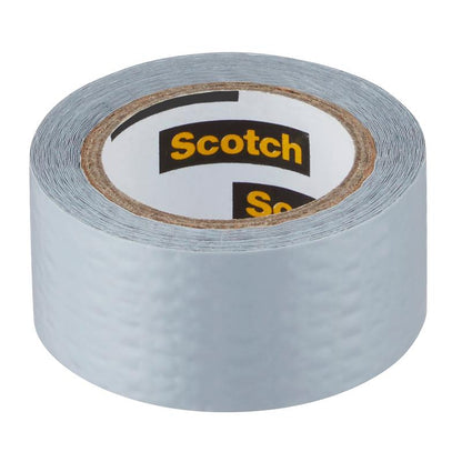 Rolka lepiacej pásky Scotch® Extremium™ Universal, 3 m x 19 mm od 3M Deutschland GmbH, so štruktúrovaným strieborným povrchom a viditeľným nápisom "Scotch" na papierovom jadre, stojí vzpriamene na bielom podklade.