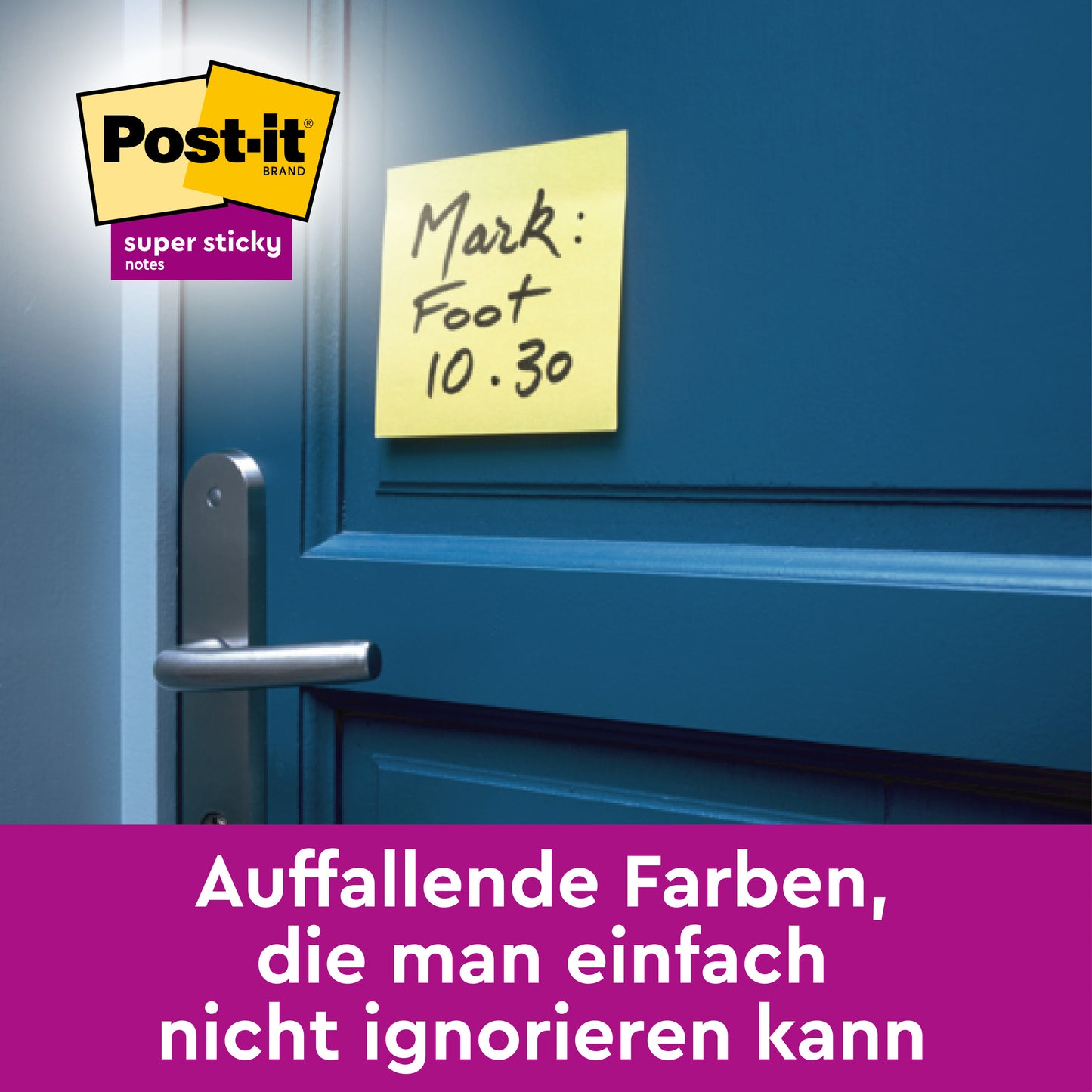 Ein gelber Post-it® Super Sticky Note (101 x 101 mm, liniert, 45 Blatt, 100% PEFC) der 3M Deutschland GmbH mit der Aufschrift "Mark: Foot 10.30" befindet sich an einer blauen Tür in der Nähe der Klinke. Der deutsche Text lobt seine auffälligen, schwer zu ignorierenden Farben.