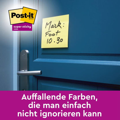 Žltý Post-it® Super Sticky Note (žltá, 51 mm × 76 mm) od 3M Deutschland GmbH s ručne napísaným textom "Mark: Foot 10.30" je prilepený na modrých dverách nad kľučkou. Obrázok zobrazuje logo a nemecký text na svetlom papieri.