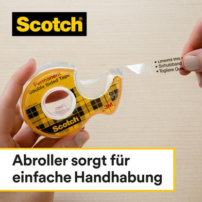 Ruka ťahá obojstrannú lepiacu pásku Scotch®, balenie náhradných náplní (2 role, 12 mm x 6,3 m) od 3M Deutschland GmbH z žltého držiaka na svetlom dreve; vľavo hore sú viditeľné "Držiak zaisťuje jednoduchú manipuláciu" a "Scotch".