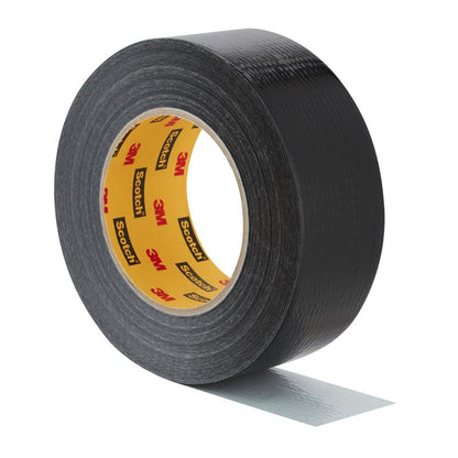 Kotúč Scotch® Univerzálnej lepiacej pásky 2904 (50 m x 48 mm) od 3M Deutschland GmbH, čiastočne odvinutý, aby ukázal lepiacu stranu, so žltou vnútornou etiketou s logami značiek.