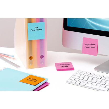 Na stole ležia počítač, klávesnica, zložky, pravítko, poznámkový blok a farebné Post-it® Super Sticky Notes kocky (76 x 76 mm, 100% PEFC) od 3M Deutschland GmbH na pripomienky k stretnutiam a organizáciu.