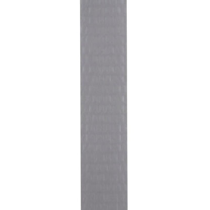 Zobrazený je vertikálny pruh lepiacej pásky Scotch® Extremium™ Universal (3 m x 19 mm) od 3M Deutschland GmbH s jemne štruktúrovaným, matne sivým povrchom na bielom pozadí.