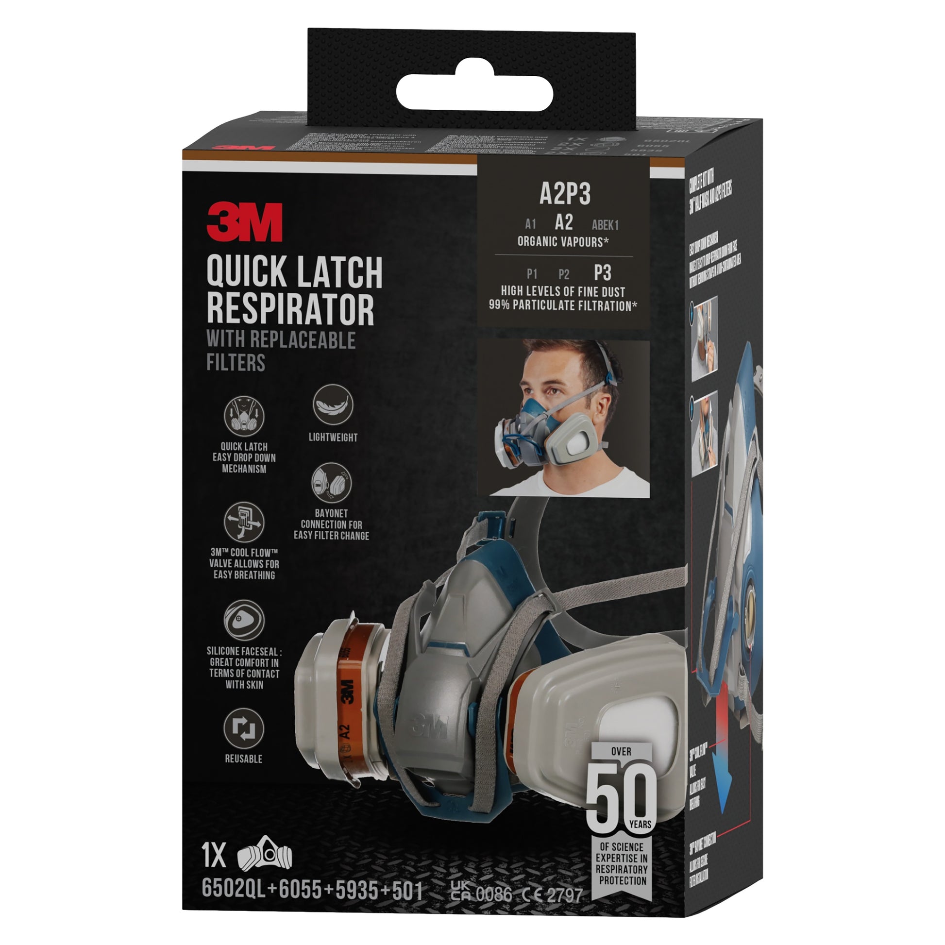 Eine Schachtel der 3M™ Quick Latch-Atemschutzmaske 6502QLKIT-1 von 3M Deutschland GmbH, mit Bildern der Atemschutzmaske und des Benutzers. Die Verpackung hebt A2P3-Filter (1x6502, 2x6055, 2x5935, 2x501), hohe Filtration und Schnellverschlussmechanismus hervor.