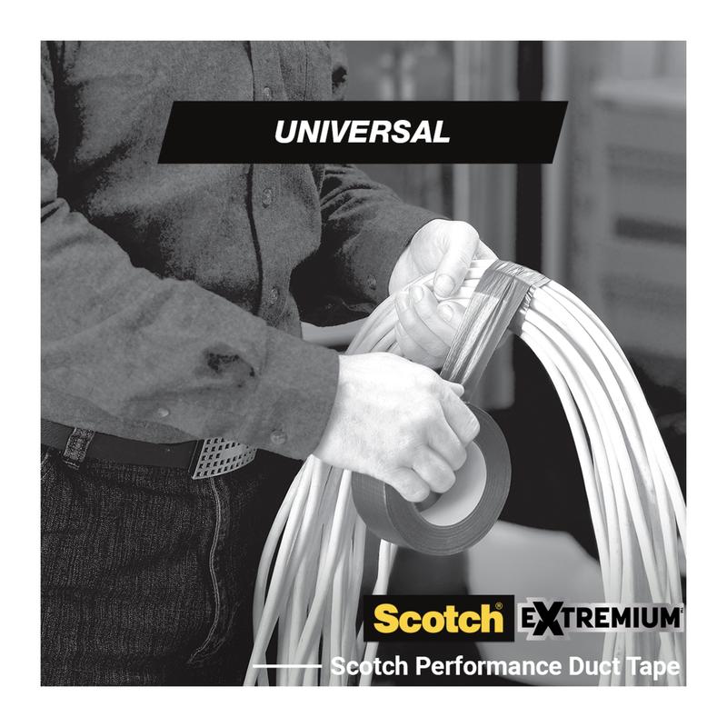 Osoba ovíja univerzálnu lepiacu pásku Scotch® Extremium™, 3 m x 19 mm (od 3M Deutschland GmbH) okolo káblov. Čierno-biely obrázok zobrazuje hore "UNIVERSAL" a dole branding produktu.