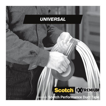 Osoba ovíja univerzálnu lepiacu pásku Scotch® Extremium™, 3 m x 19 mm (od 3M Deutschland GmbH) okolo káblov. Čierno-biely obrázok zobrazuje hore "UNIVERSAL" a dole branding produktu.