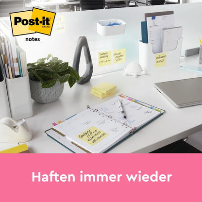 Uprataný kancelársky stôl zobrazuje poznámky Post-it® Notes, žltá, 38 mm × 51 mm (100 listov/blok, 12 blokov/balenie, 100% PEFC) od 3M Deutschland GmbH. Poznámky sú viditeľné na stole a na deliacich stenách. Text pod nimi znie: "Držia stále znova."