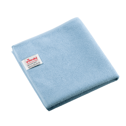 Zložená modrá utierka z mikrovlákna Vileda Professional r-MicroTuff Swift s všitým bielym štítkom, na ktorom je uvedený názov značky a symboly údržby.