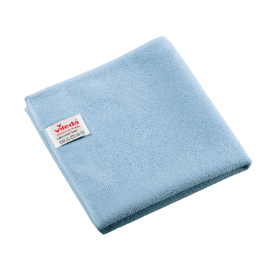 Zložená modrá utierka z mikrovlákna Vileda Professional r-MicroTuff Swift s všitým bielym štítkom, na ktorom je uvedený názov značky a symboly údržby.