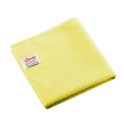 Zložená žltá utierka z mikrovlákna Vileda Professional r-MicroTuff Swift s všitou bielou etiketou.