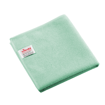 Zložená zelená utierka z mikrovlákna Vileda Professional r-MicroTuff Swift s všitou bielou etiketou.