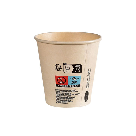 Der Duni Kaffeebecher Sweet Bedruckte Bagasse von Duni GmbH verfügt über aufgedruckte Etiketten, darunter Recyclingsymbole und „Plastic in Product“, die die Nachhaltigkeit vor einem schlichten weißen Hintergrund betonen.