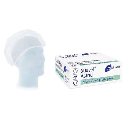 Hlava figuríny s bielou OP-čiapkou vedľa škatule OP-čiapok „Meditrade Suavel® Astrid sestričkovská čiapka“, izolovaná na bielom nemocničnom pozadí.