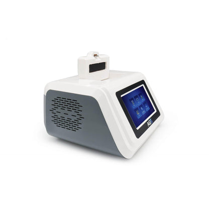 Moderné prenosné zariadenie Altruan PCR Pure Kit – zariadenie s kompletným vybavením s digitálnym dotykovým rozhraním a pripojeným senzorom, navrhnuté na diagnostické účely, izolované na bielom pozadí.
